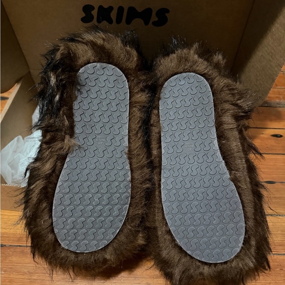 SKIMS Brown Furry Winter Boots - Picture 2 of 5